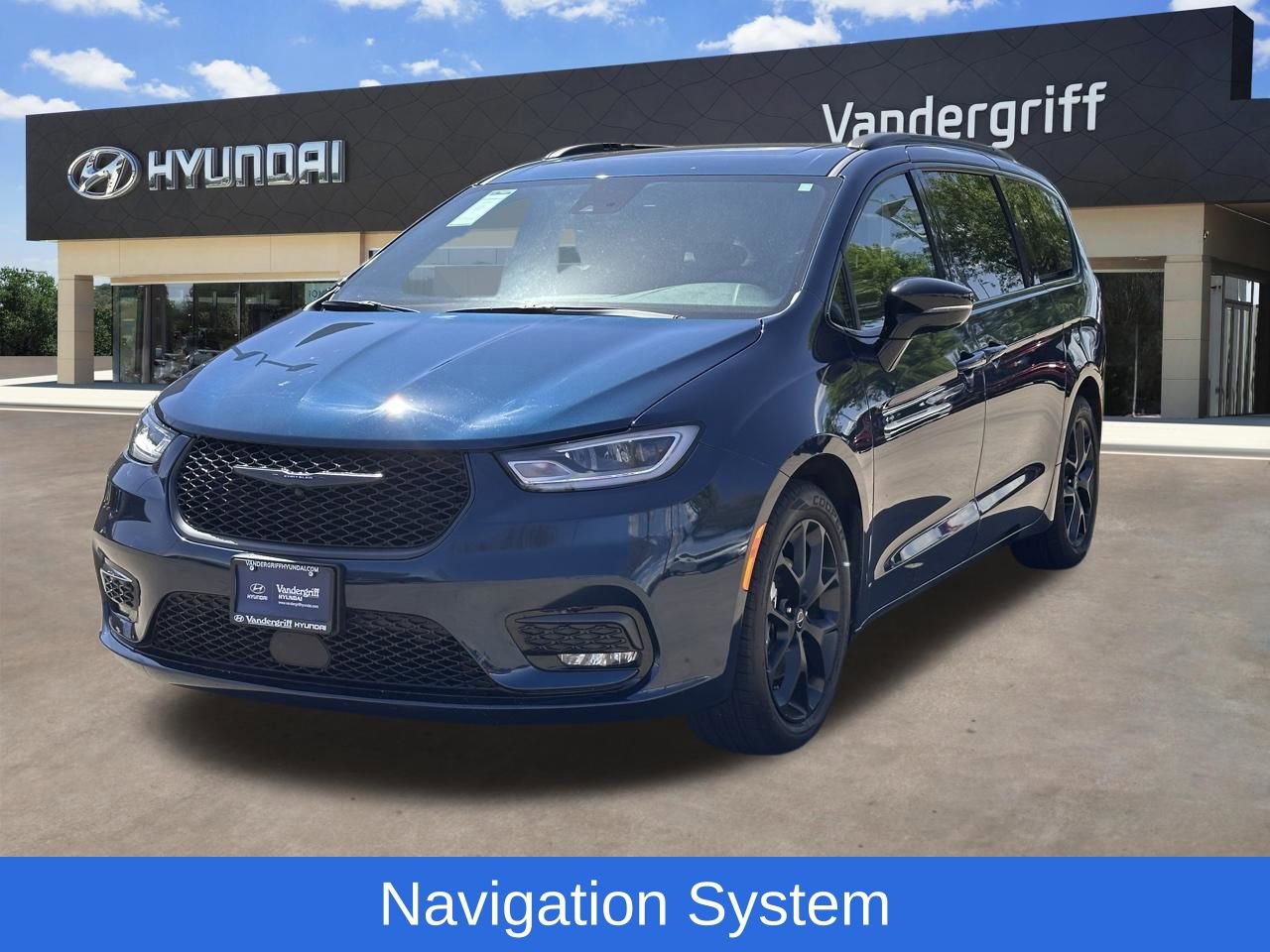 Used 2025 Chrysler Pacifica Limited image 2