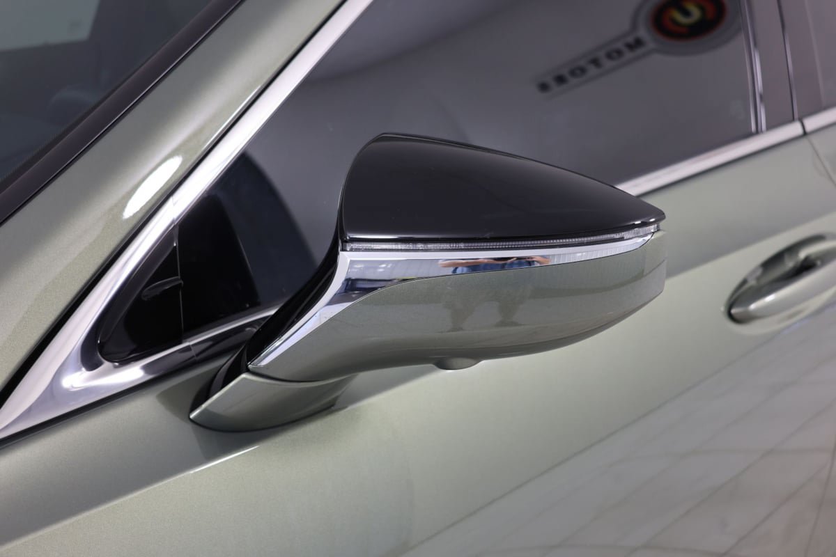 Used 2024 Lexus ES 300h Ultra Luxury w/ Accessory Package (Z2) FWD image 52
