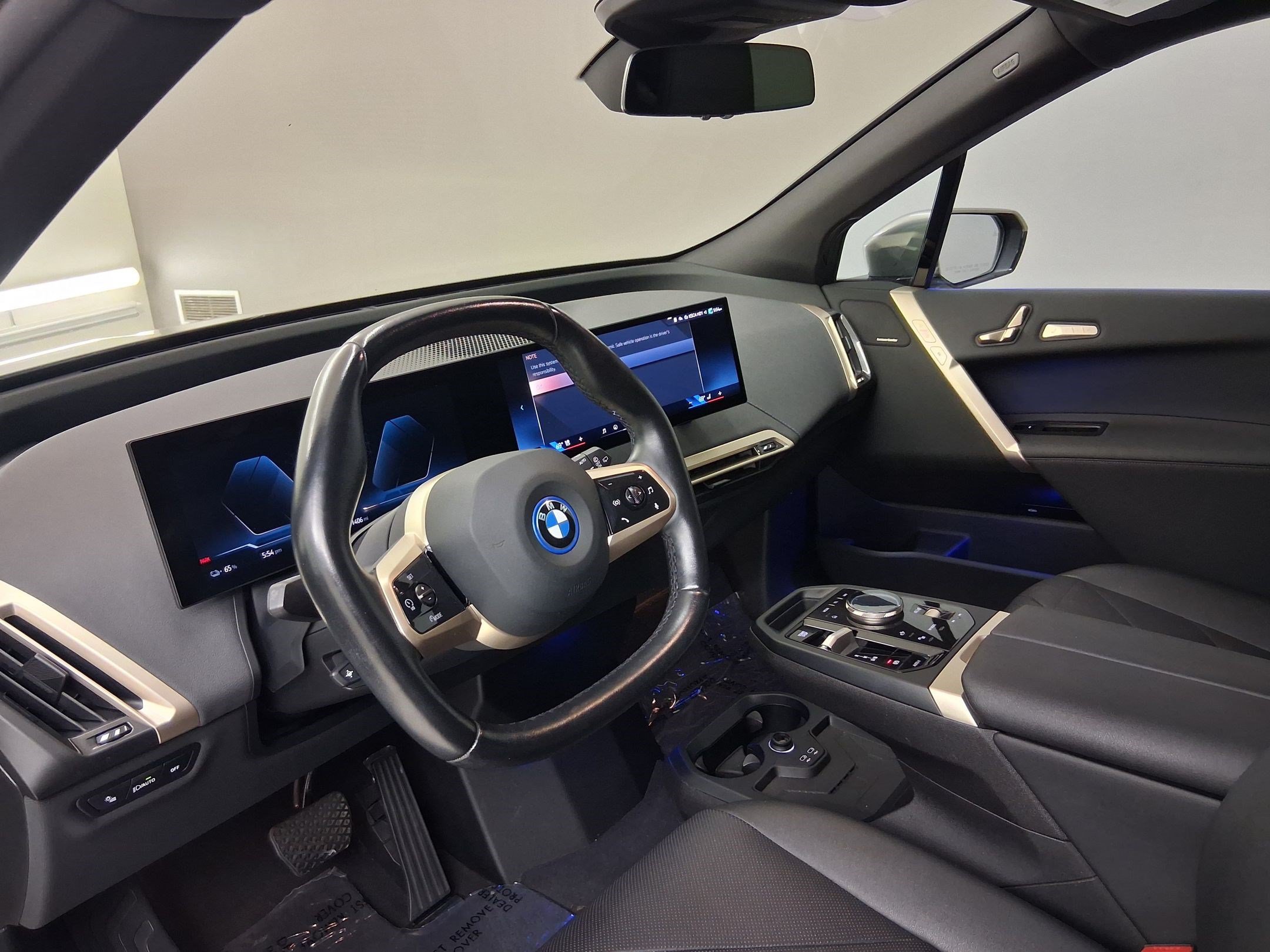 Used 2025 BMW iX xDrive50 w/ Premium Package AWD/4WD image 4