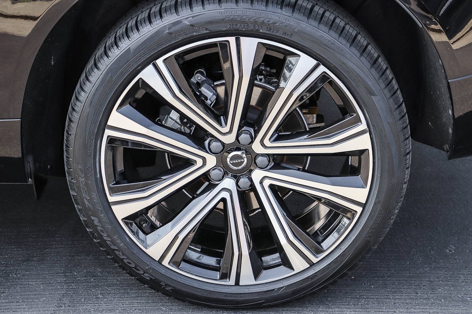Used 2023 Volvo XC60 B5 Ultimate w/ Climate Package FWD image 12