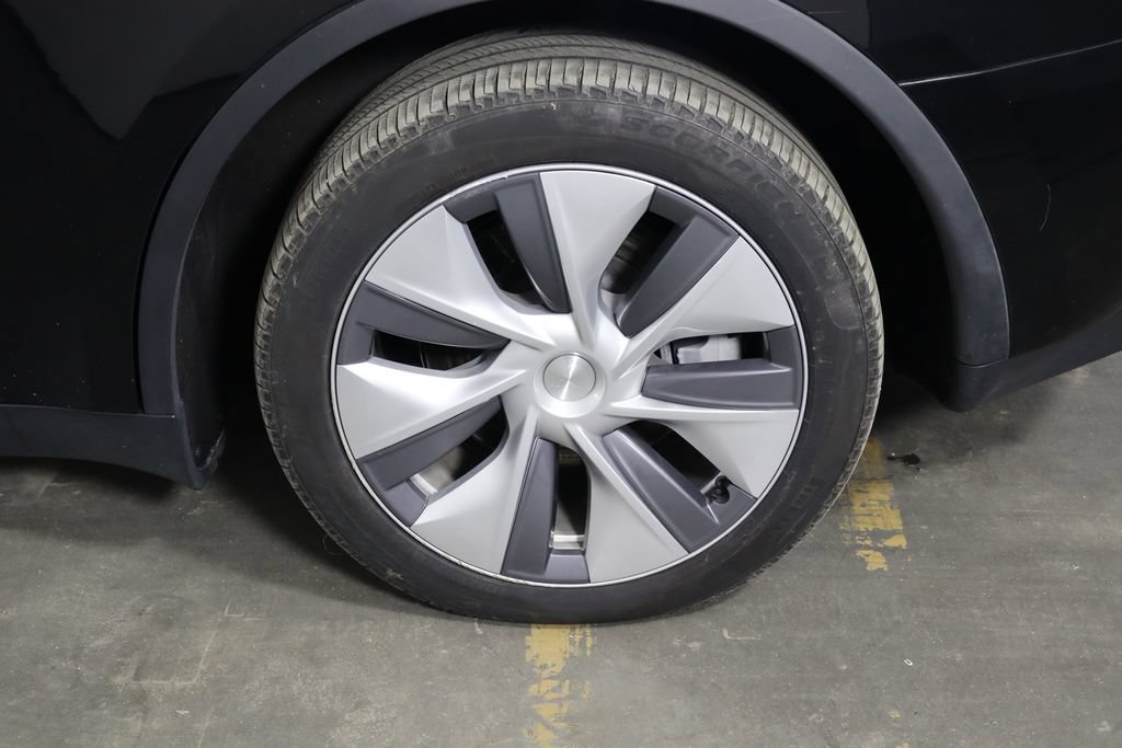 Used 2024 Tesla Model Y Long Range AWD/4WD image 46