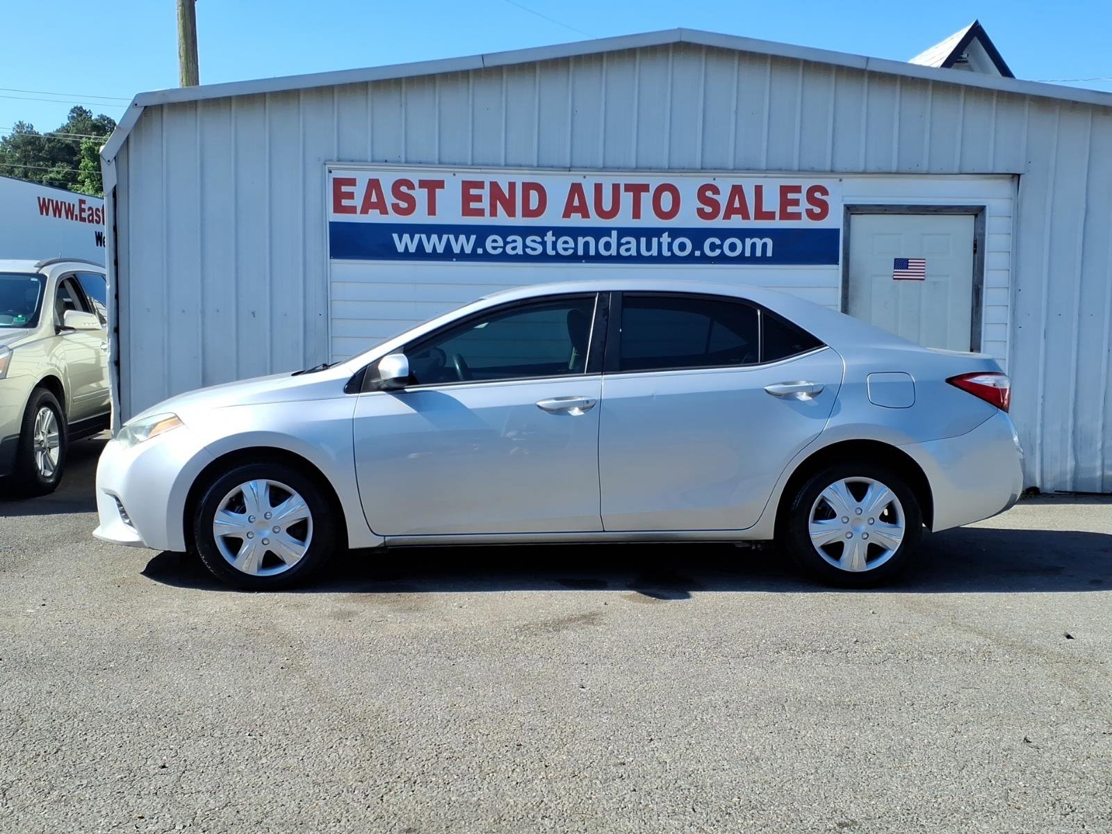 Used 2015 Toyota Corolla LE FWD image 2