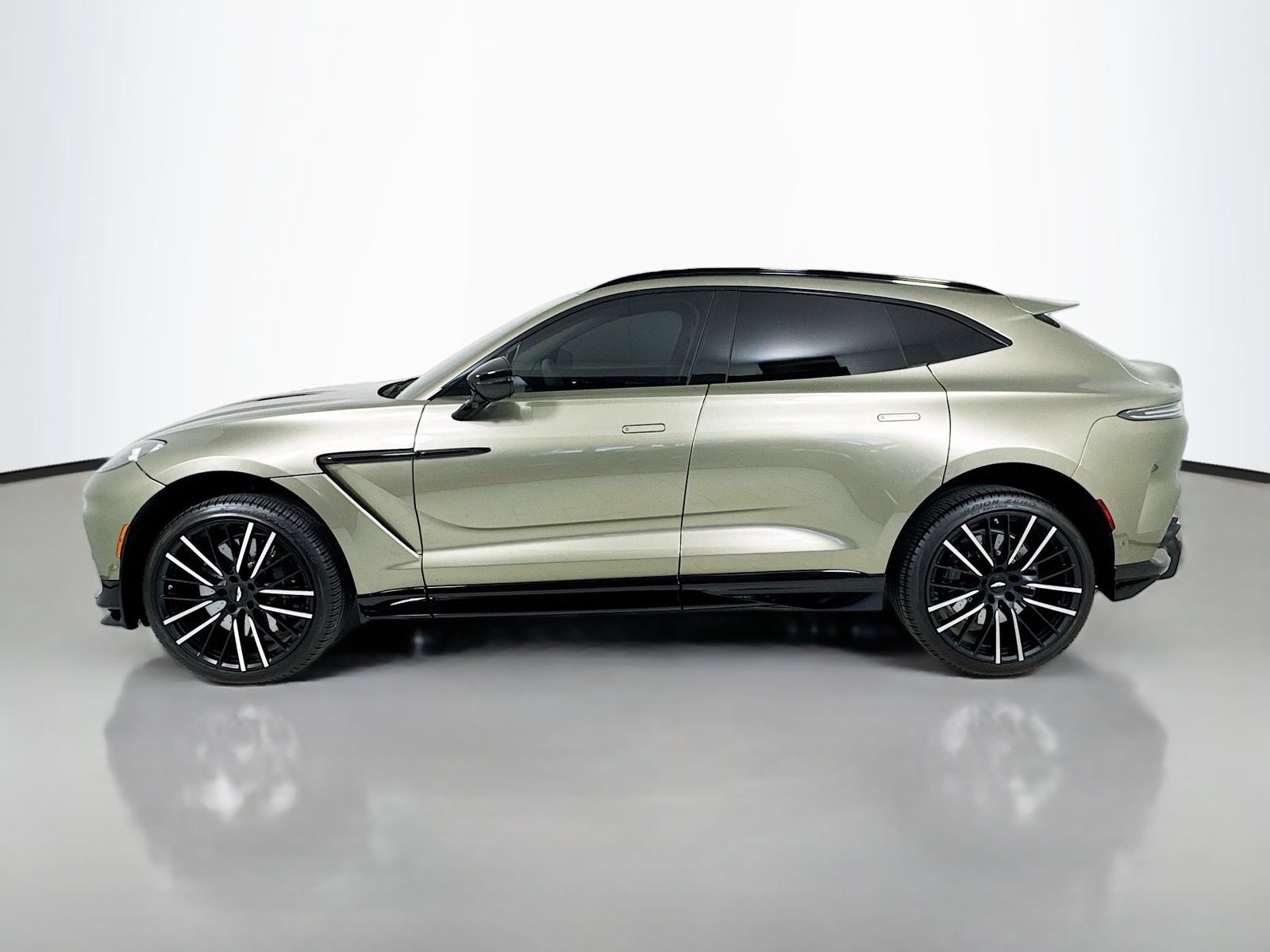 Used 2025 Aston Martin DBX 707 AWD/4WD image 4
