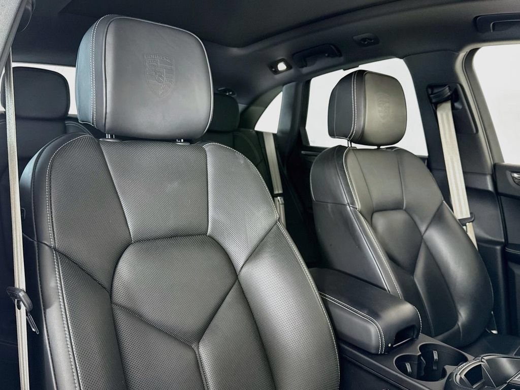 Certified 2024 Porsche Macan AWD/4WD image 18