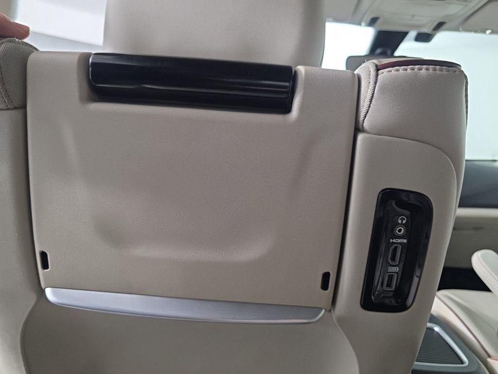 Used 2017 Chrysler Pacifica Limited image 36