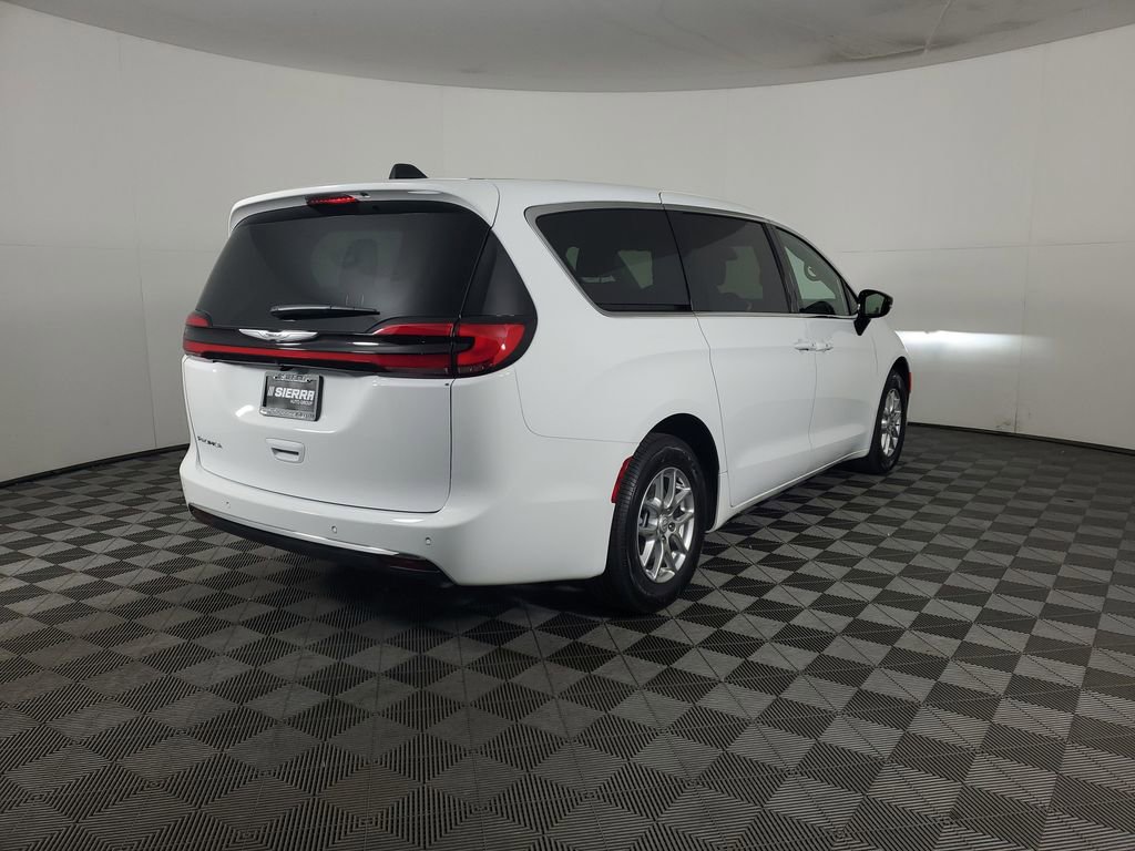 New 2026 Chrysler Pacifica Select image 4