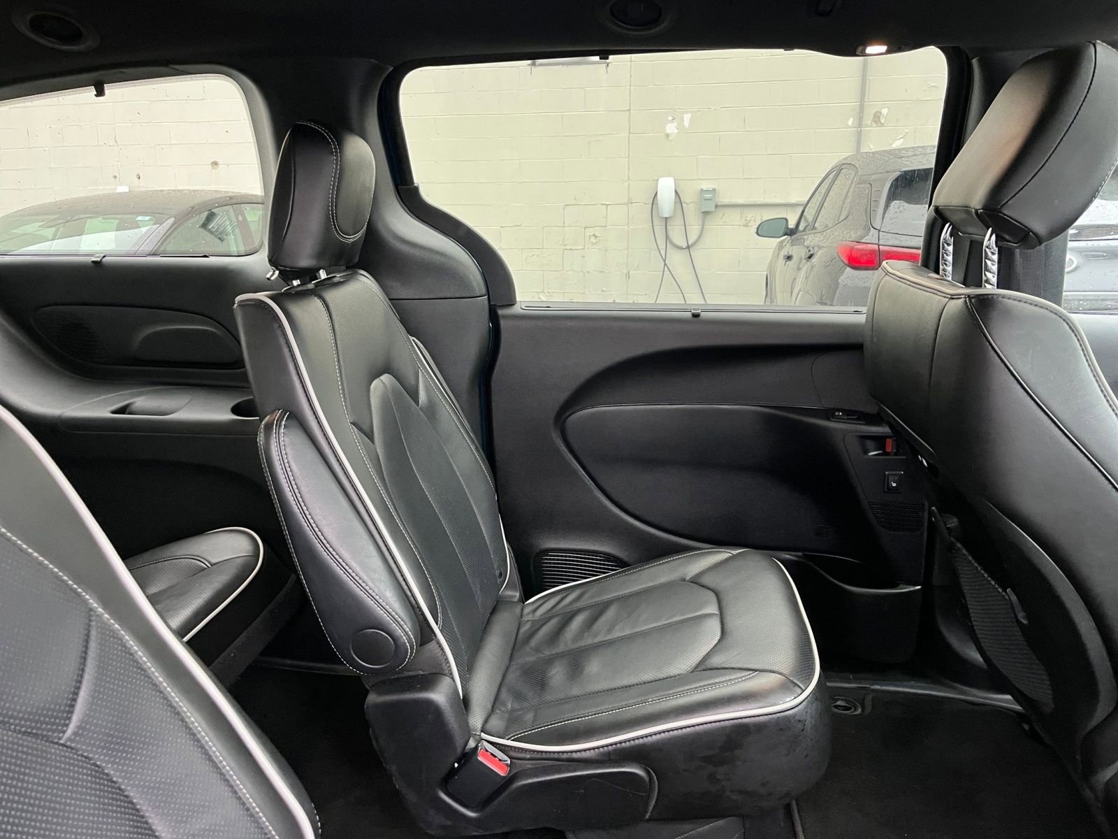 Used 2025 Chrysler Pacifica Limited image 41