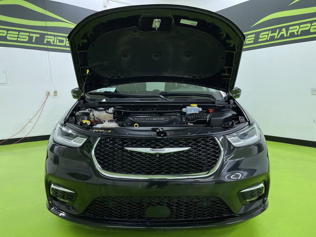 Used 2022 Chrysler Pacifica Touring-L w/ Uconnect Theater Family Group image 4