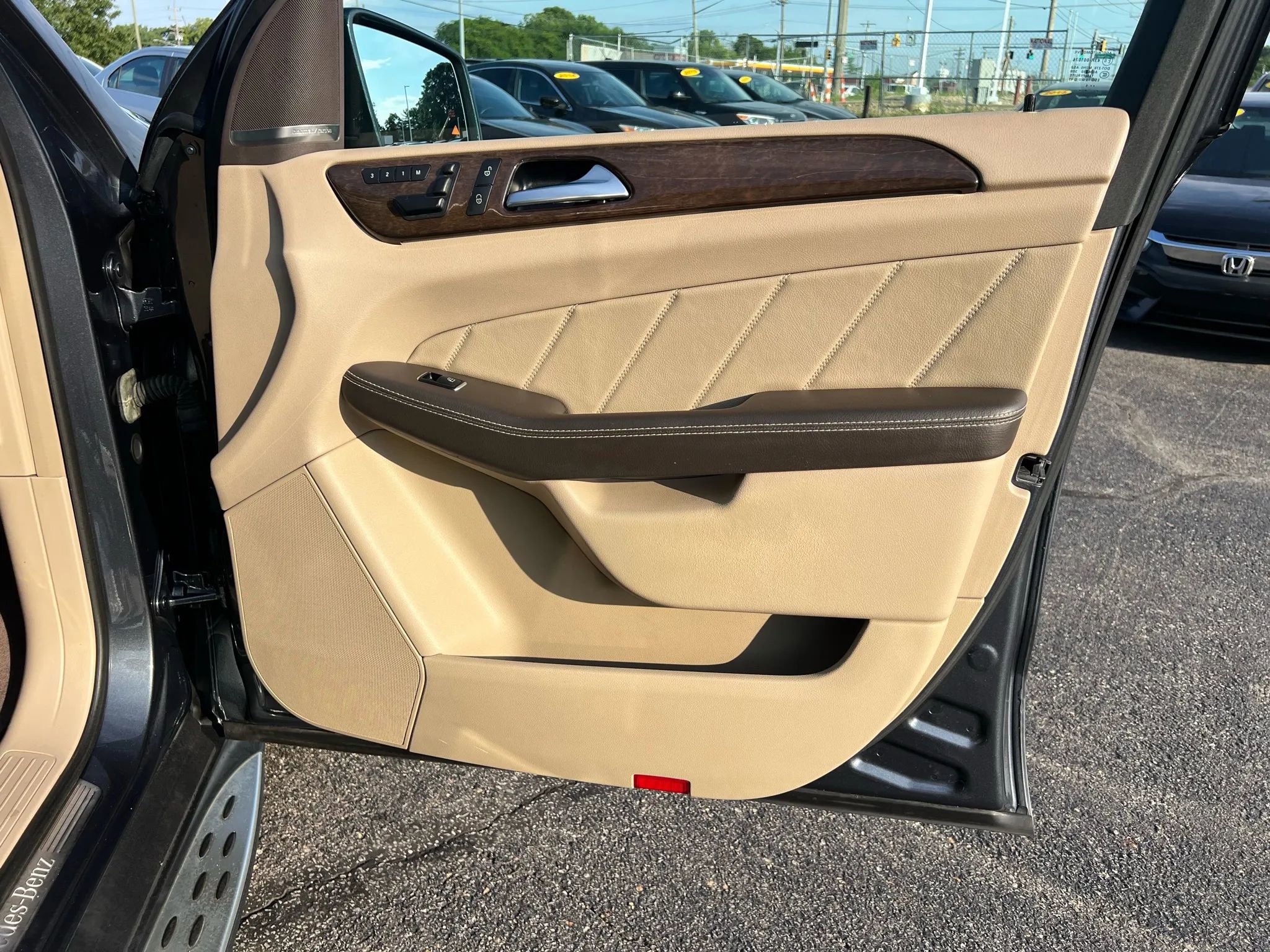 Used 2015 Mercedes-Benz GL 450 4MATIC image 32