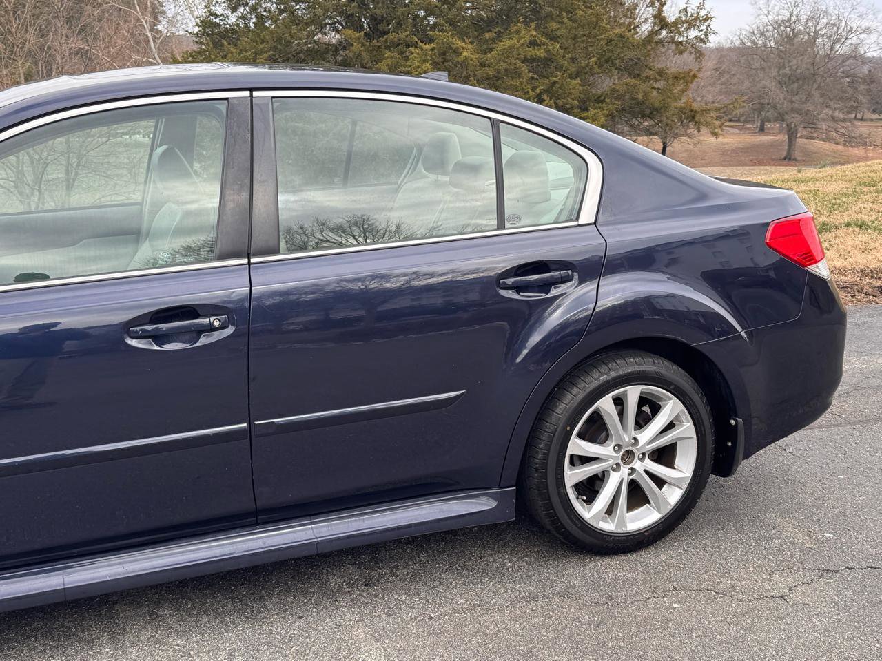 Used 2014 Subaru Legacy 2.5i Limited w/ Moonroof Package AWD/4WD image 9