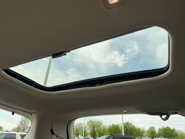 Used 2020 Chrysler Pacifica Limited w/ Tire & Wheel Group FWD image 36