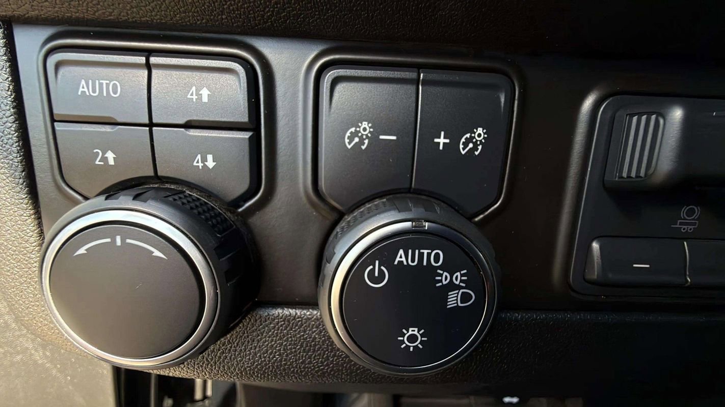 Used 2021 Chevrolet Tahoe Premier w/ Premium Package AWD/4WD image 15