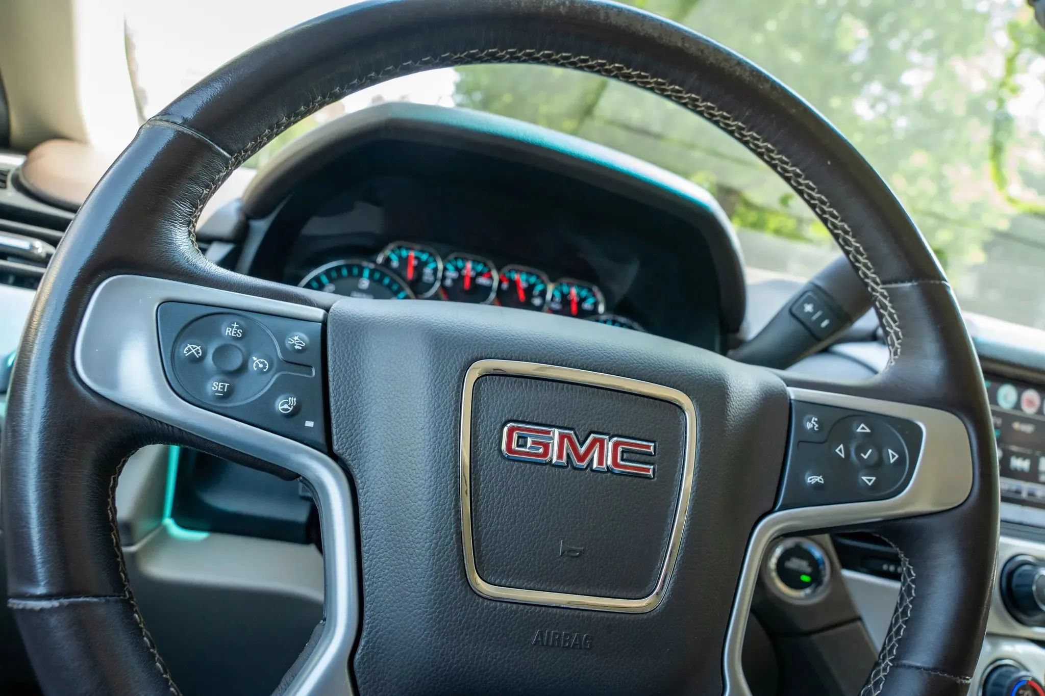 Used 2020 GMC Yukon SLT w/ Premium Edition AWD/4WD image 31