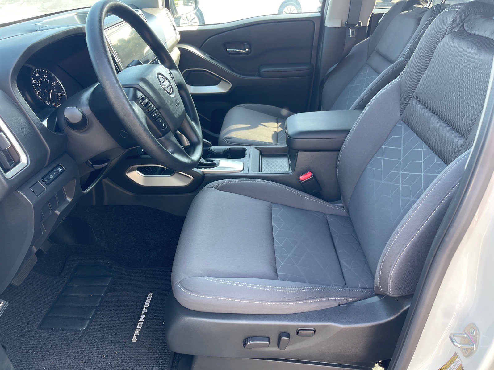 Used 2025 Nissan Frontier SV RWD image 10