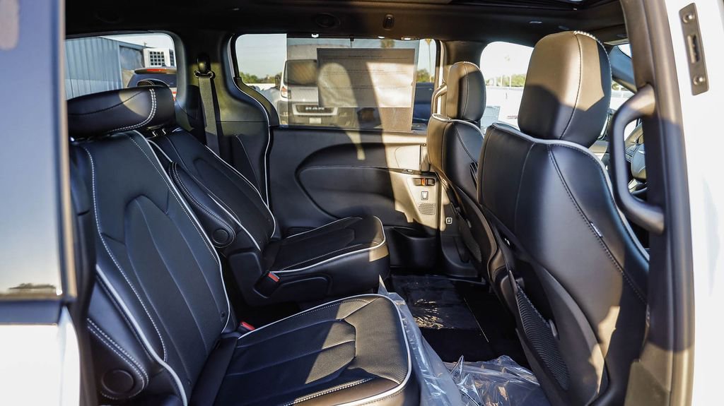 New 2026 Chrysler Pacifica Limited w/ S Appearance Package image 20