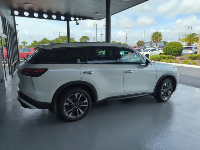 Used 2023 INFINITI QX60 Luxe w/ Vision Package FWD image 2
