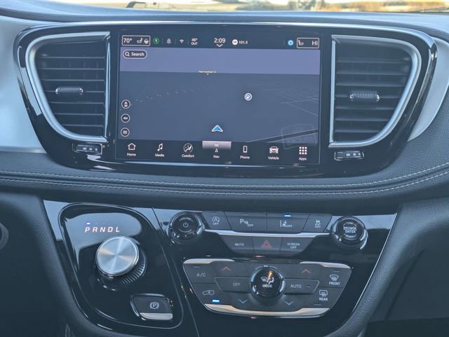 Used 2025 Chrysler Pacifica Limited image 18
