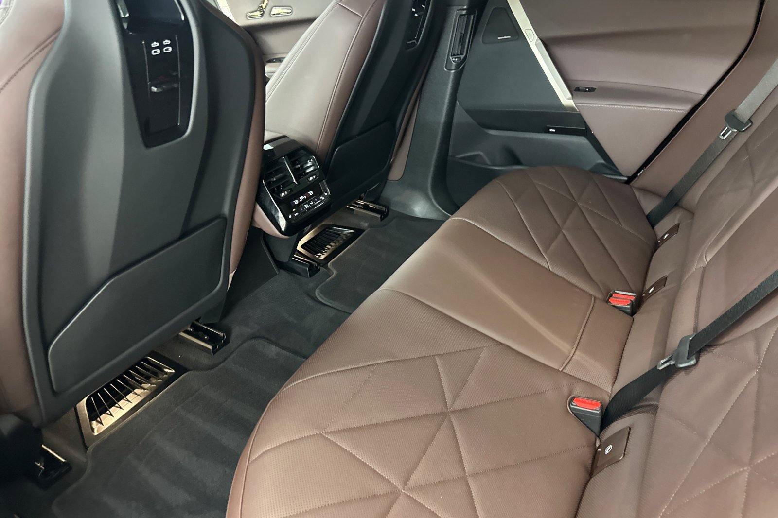 Used 2023 BMW iX xDrive50 w/ Premium Package image 27