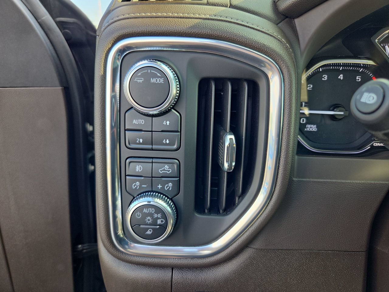Used 2022 GMC Sierra 1500 SLT w/ SLT Premium Plus Package AWD/4WD image 31