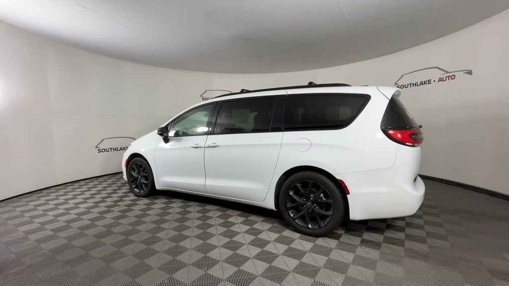 Used 2025 Chrysler Pacifica Limited FWD image 6