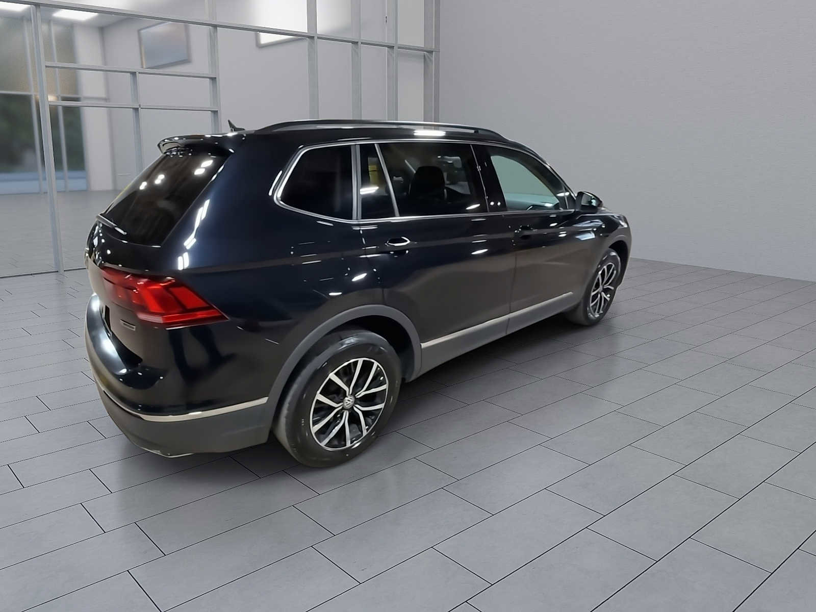 Used 2021 Volkswagen Tiguan SE w/ Panoramic Sunroof Package image 8