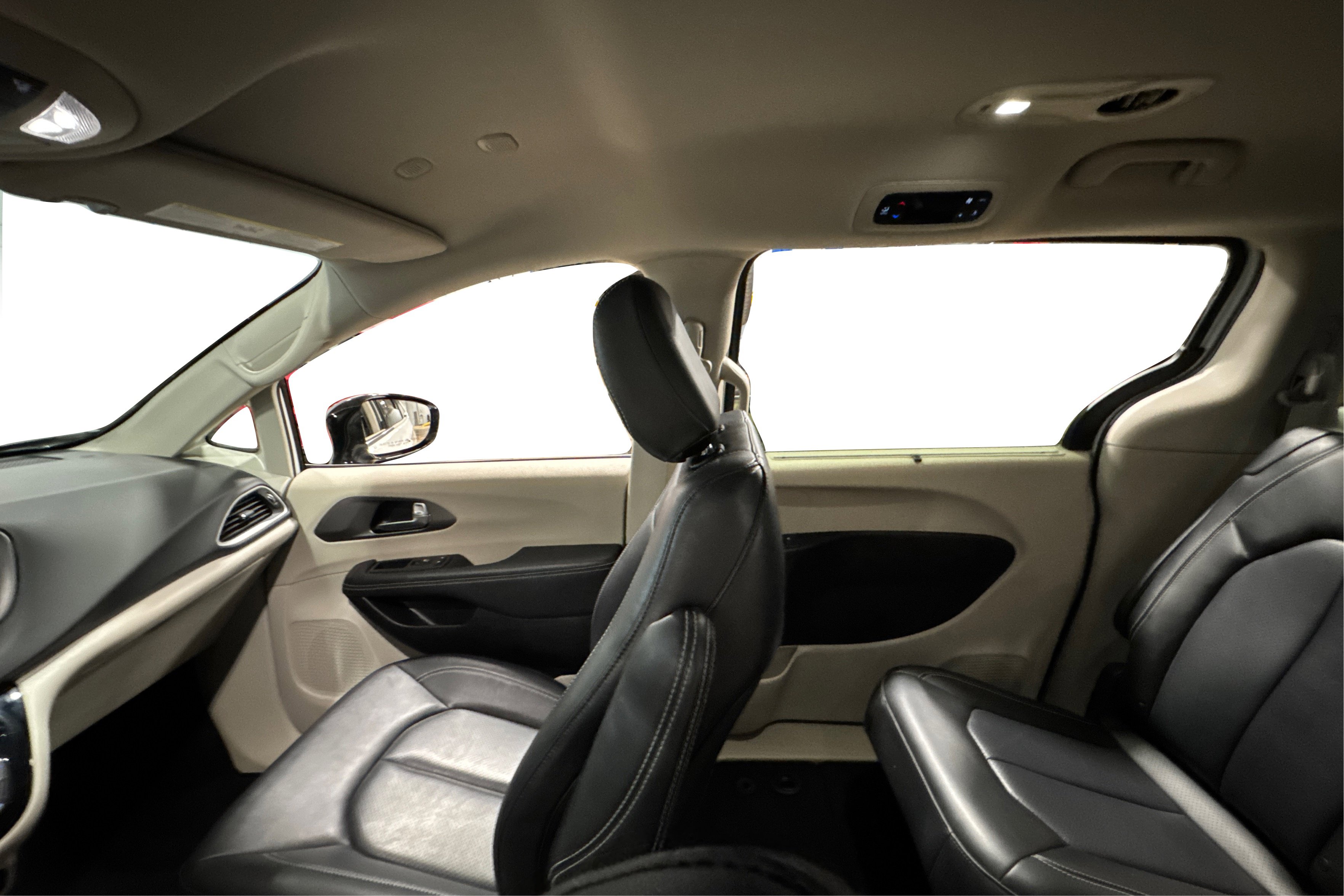 Used 2024 Chrysler Pacifica Touring-L FWD image 41