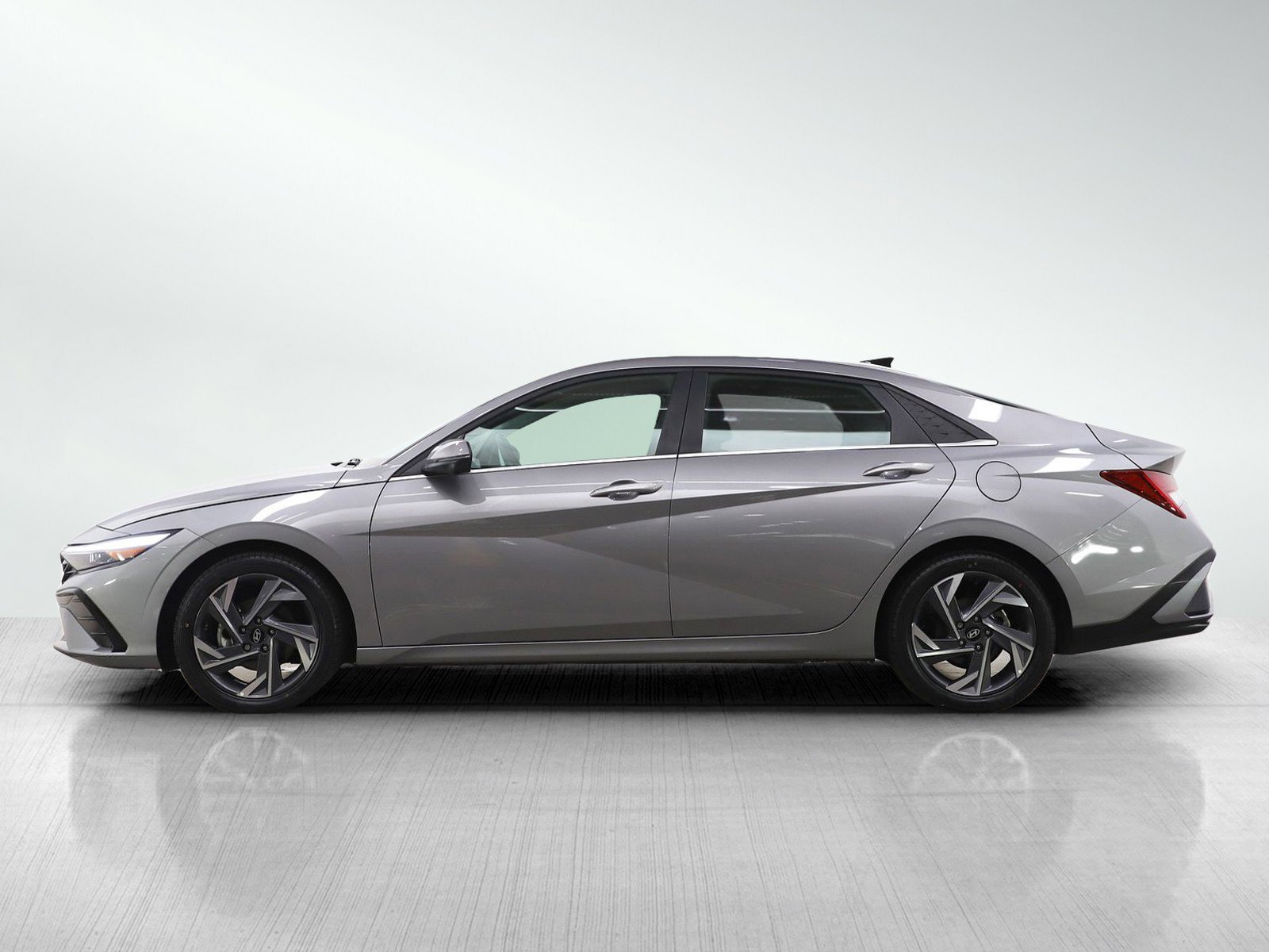Used 2024 Hyundai Elantra Limited FWD image 2