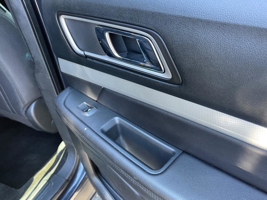 Used 2017 Ford Explorer XLT w/ Equipment Group 201A AWD/4WD image 34