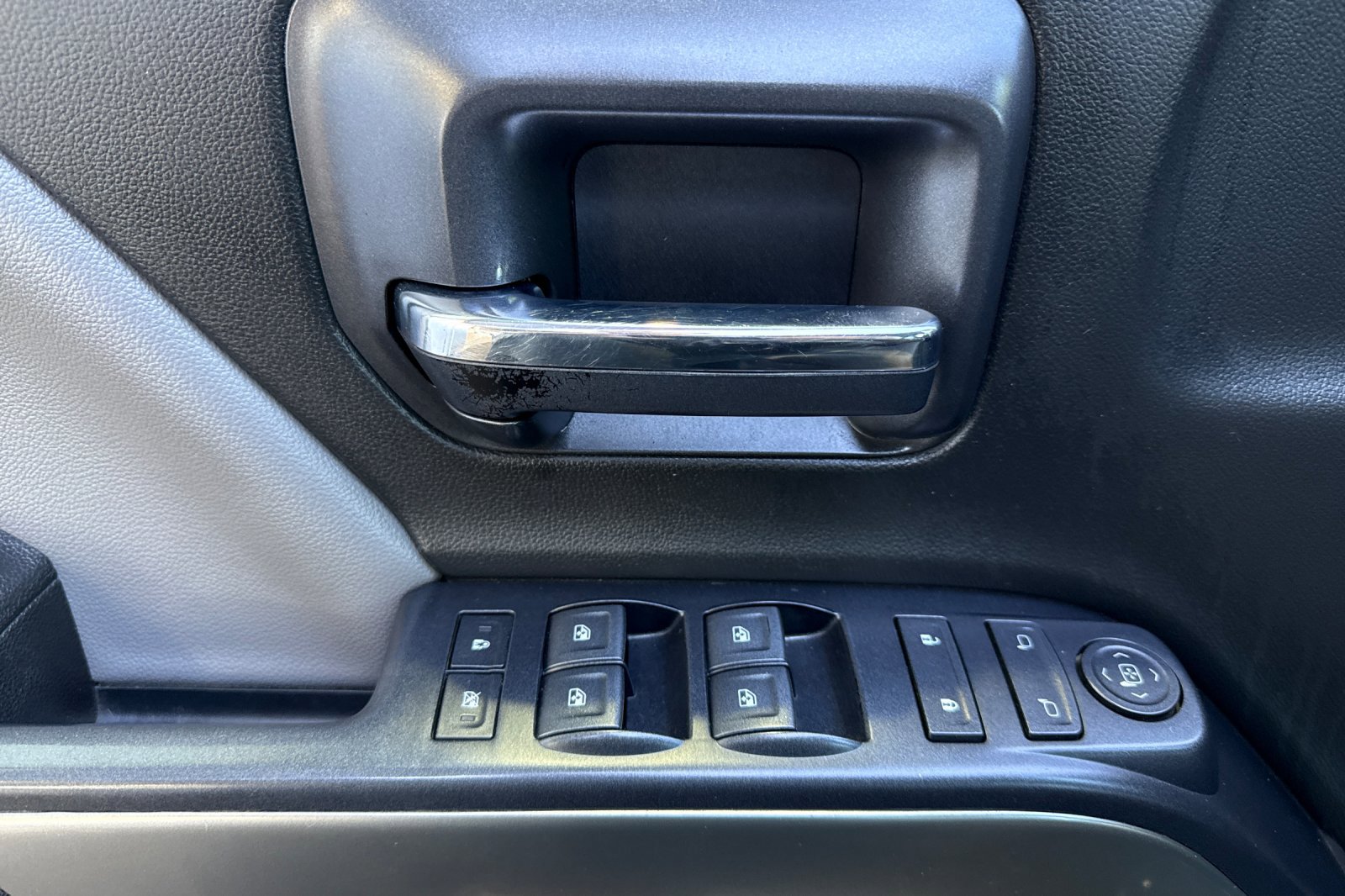 Used 2018 Chevrolet Silverado 1500 LT w/ All Star Edition AWD/4WD image 11