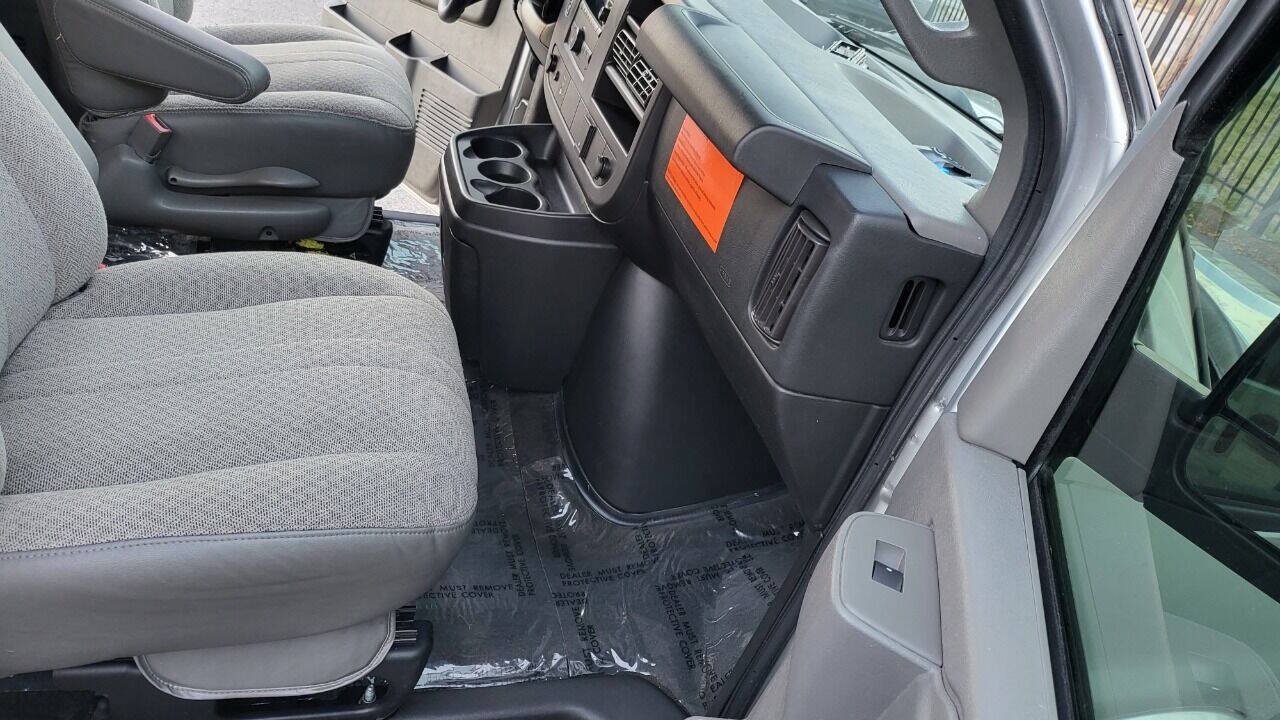 Used 2018 Chevrolet Express 3500 LT w/ LT Preferred Equipment Group RWD image 16
