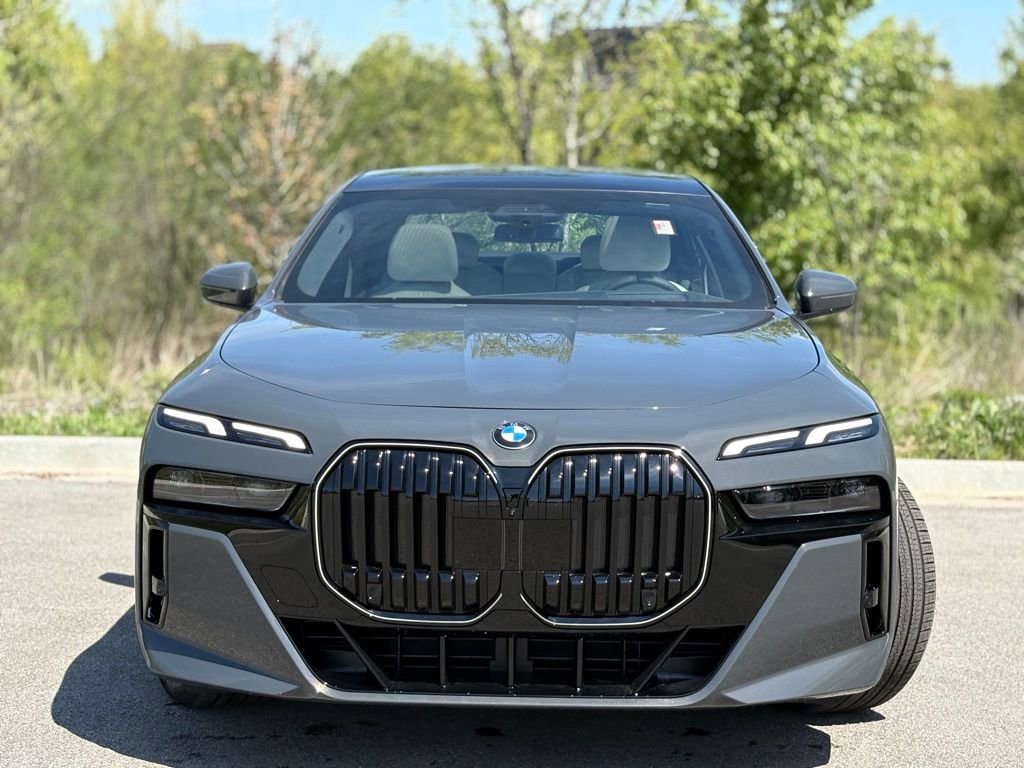 Used 2025 BMW 760i xDrive w/ Luxury Rear Seating Package video 2
