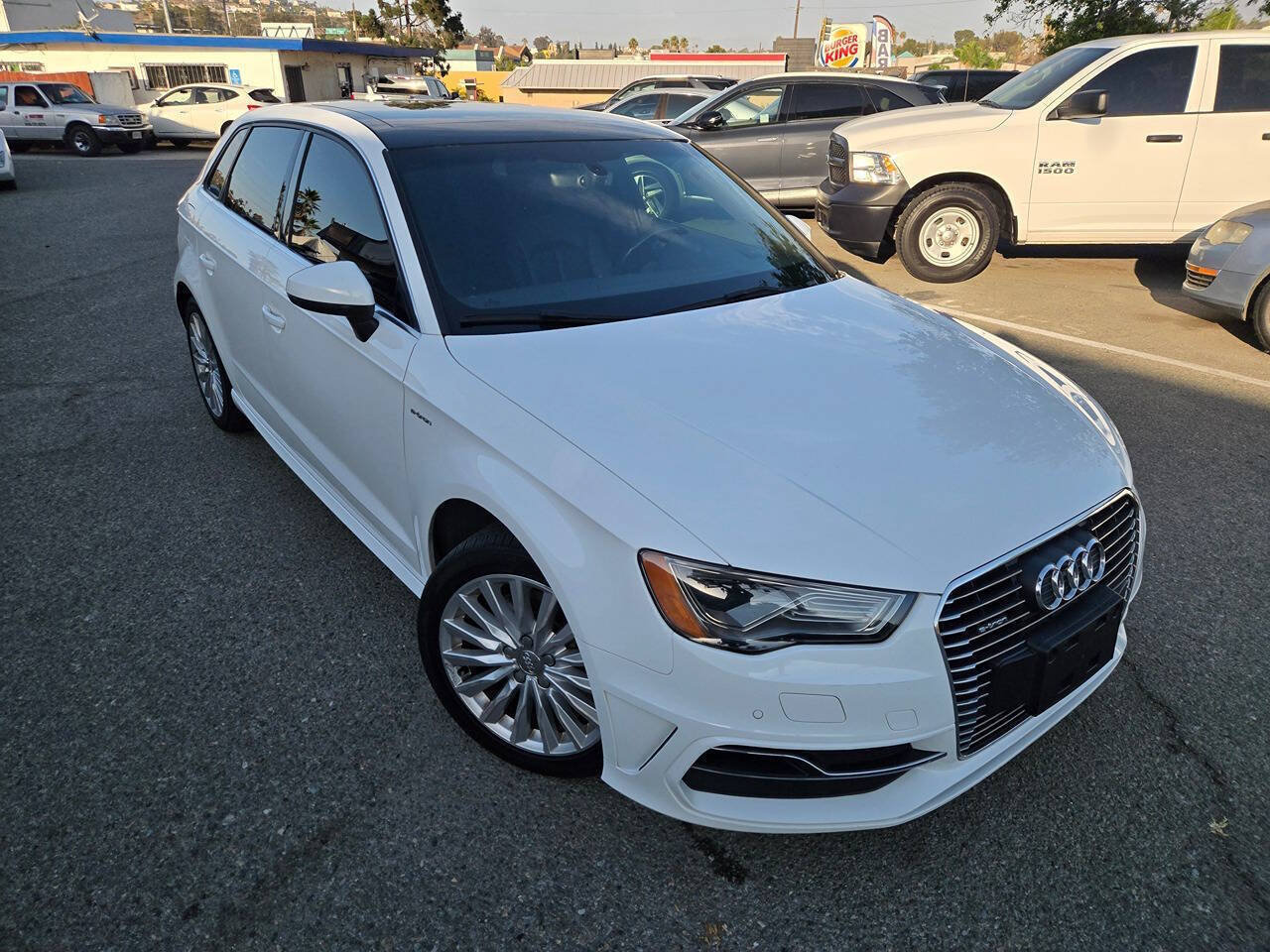 Used 2016 Audi A3 e-tron Premium Plus w/ Premium Plus Package FWD image 4