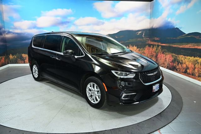 Used 2023 Chrysler Pacifica Touring-L image 2
