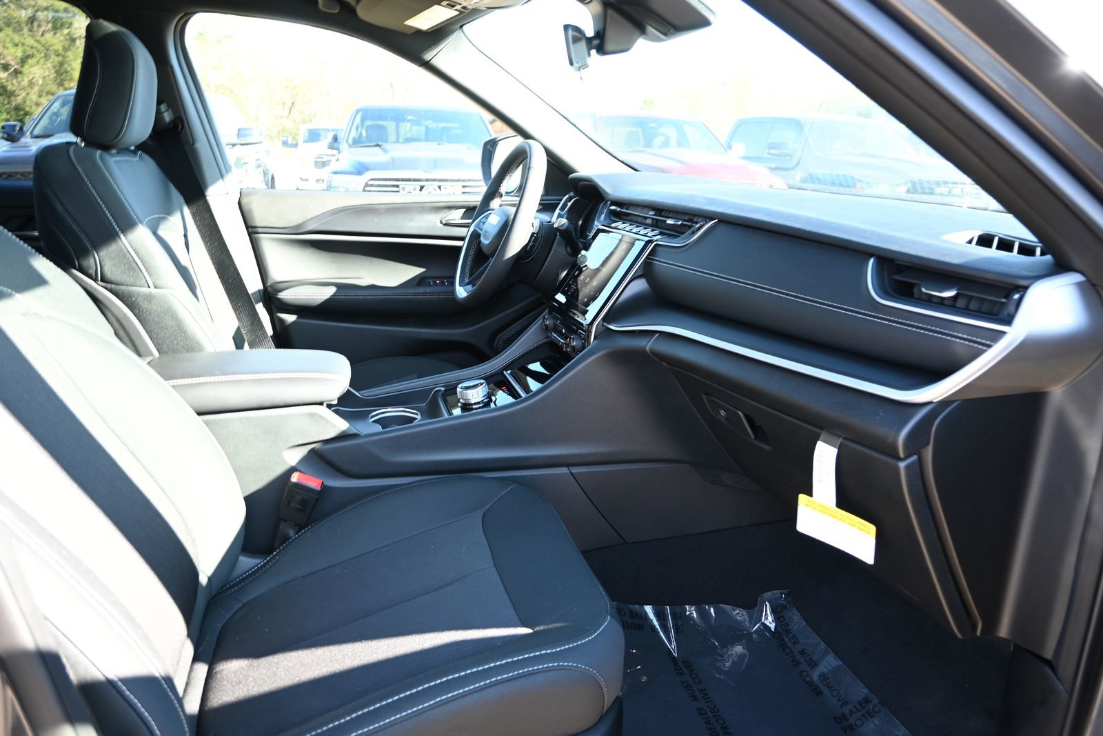 New 2025 Jeep Grand Cherokee L Laredo image 23