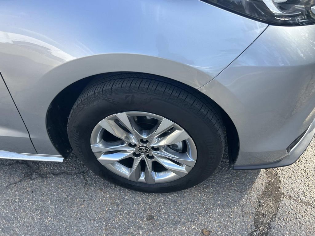 Used 2025 Toyota Sienna XLE w/ XLE Plus Package image 12