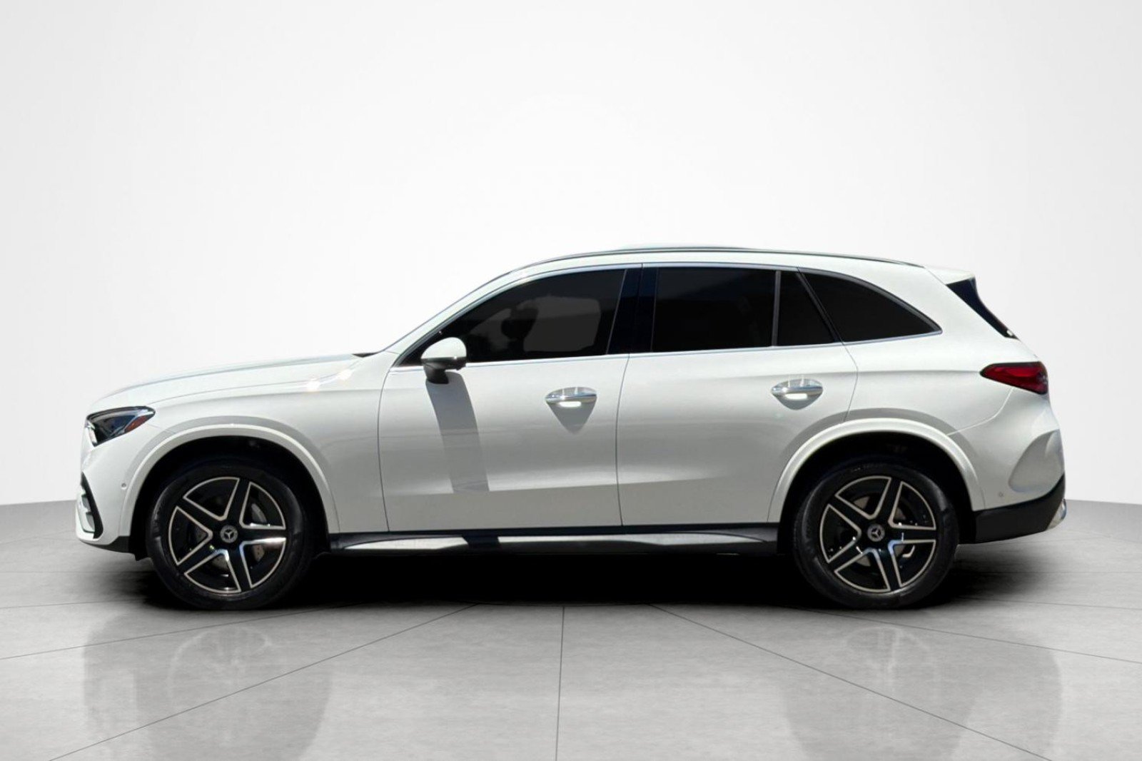 Used 2024 Mercedes-Benz GLC 300 4MATIC image 2