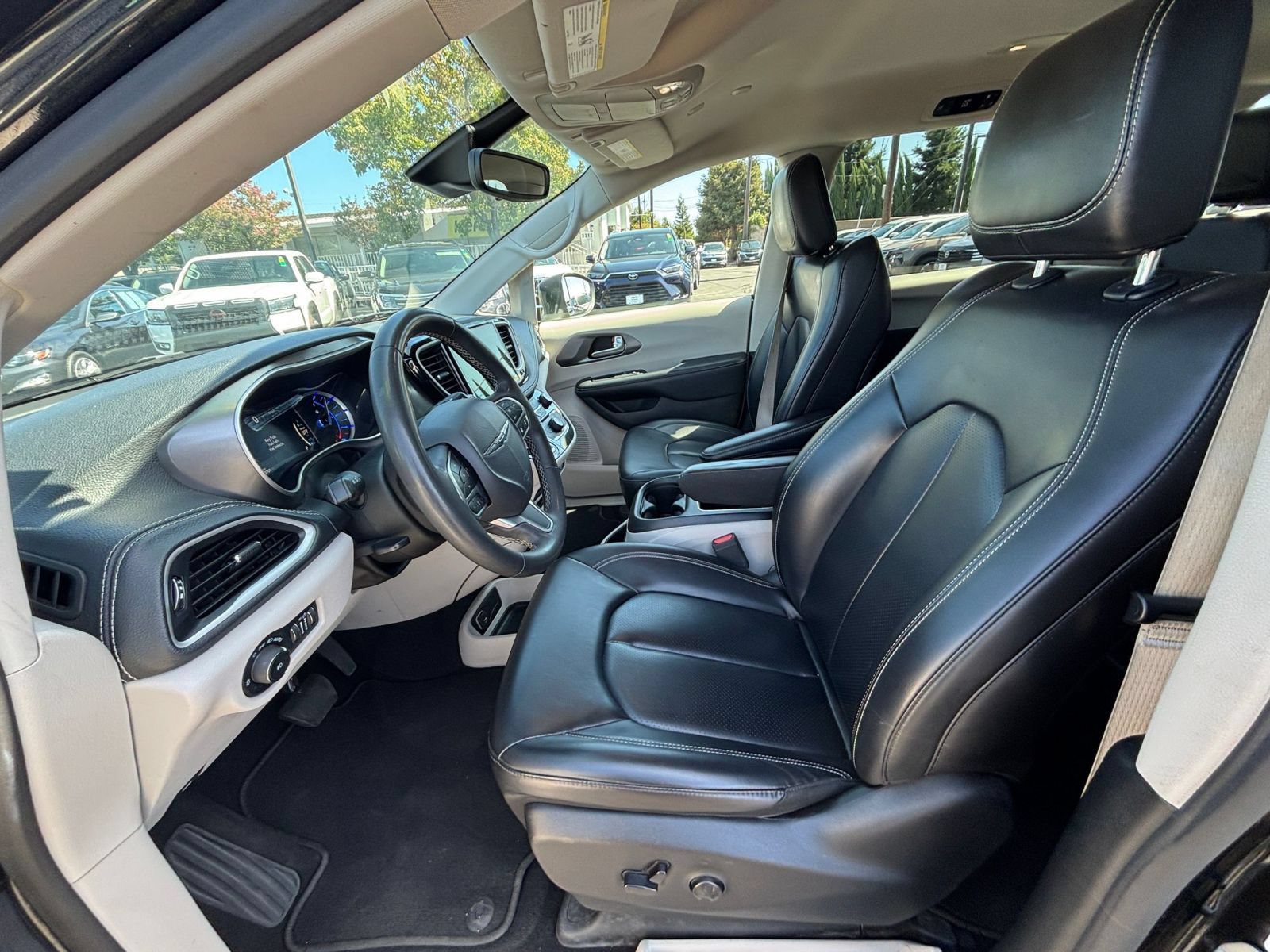 Used 2023 Chrysler Pacifica Touring-L FWD image 28