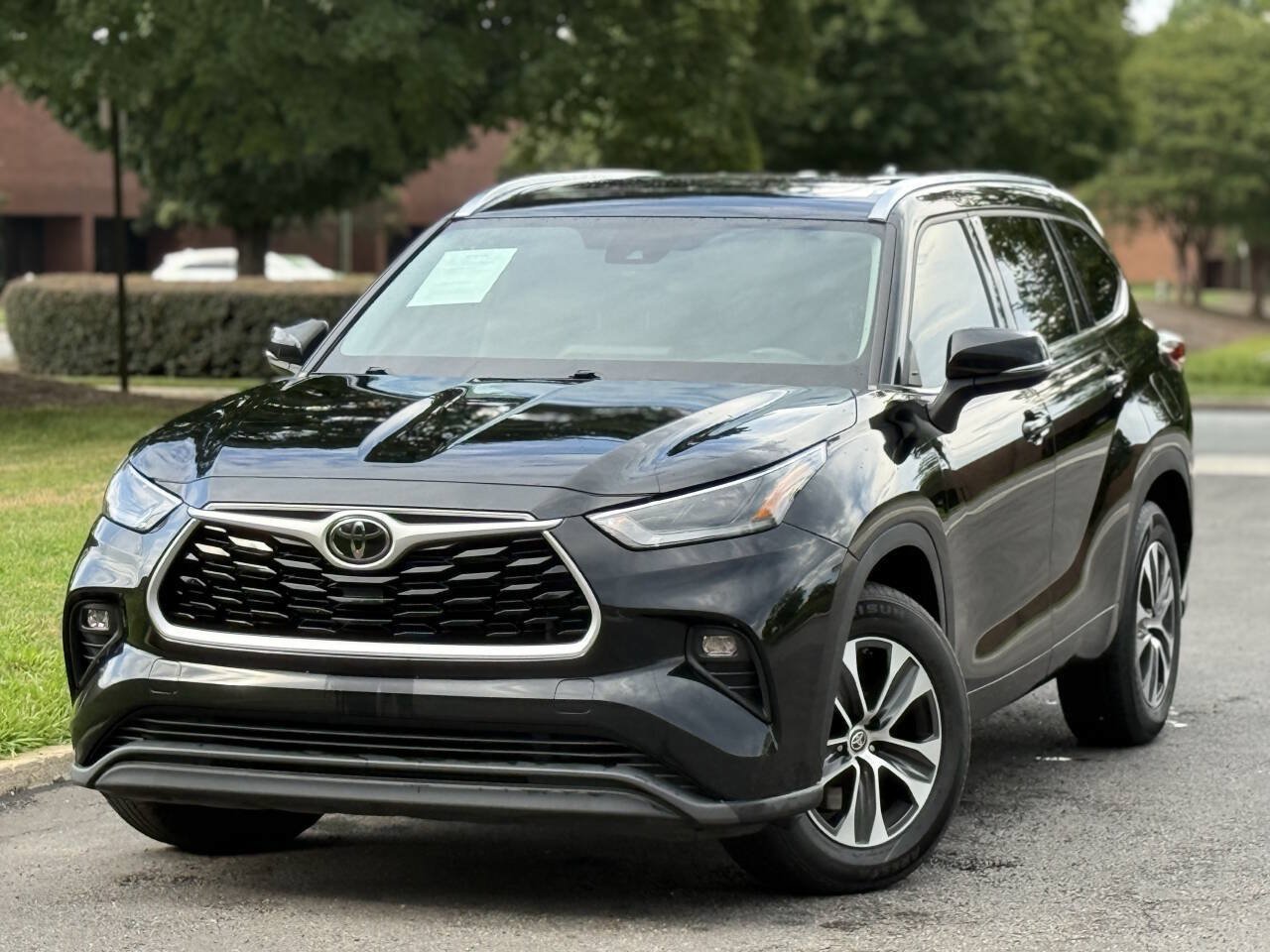 Used 2021 Toyota Highlander XLE FWD image 1