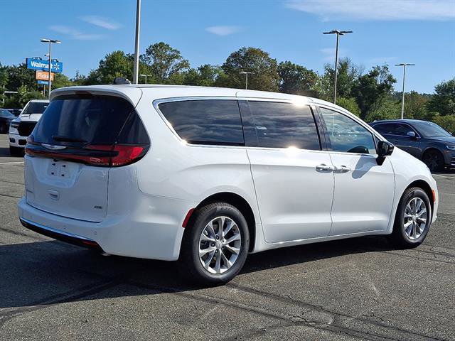 New 2026 Chrysler Pacifica Select image 4