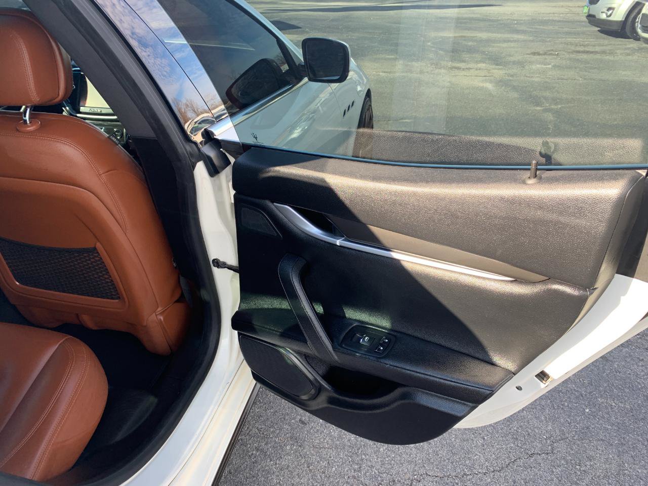 Used 2015 Maserati Ghibli RWD image 37