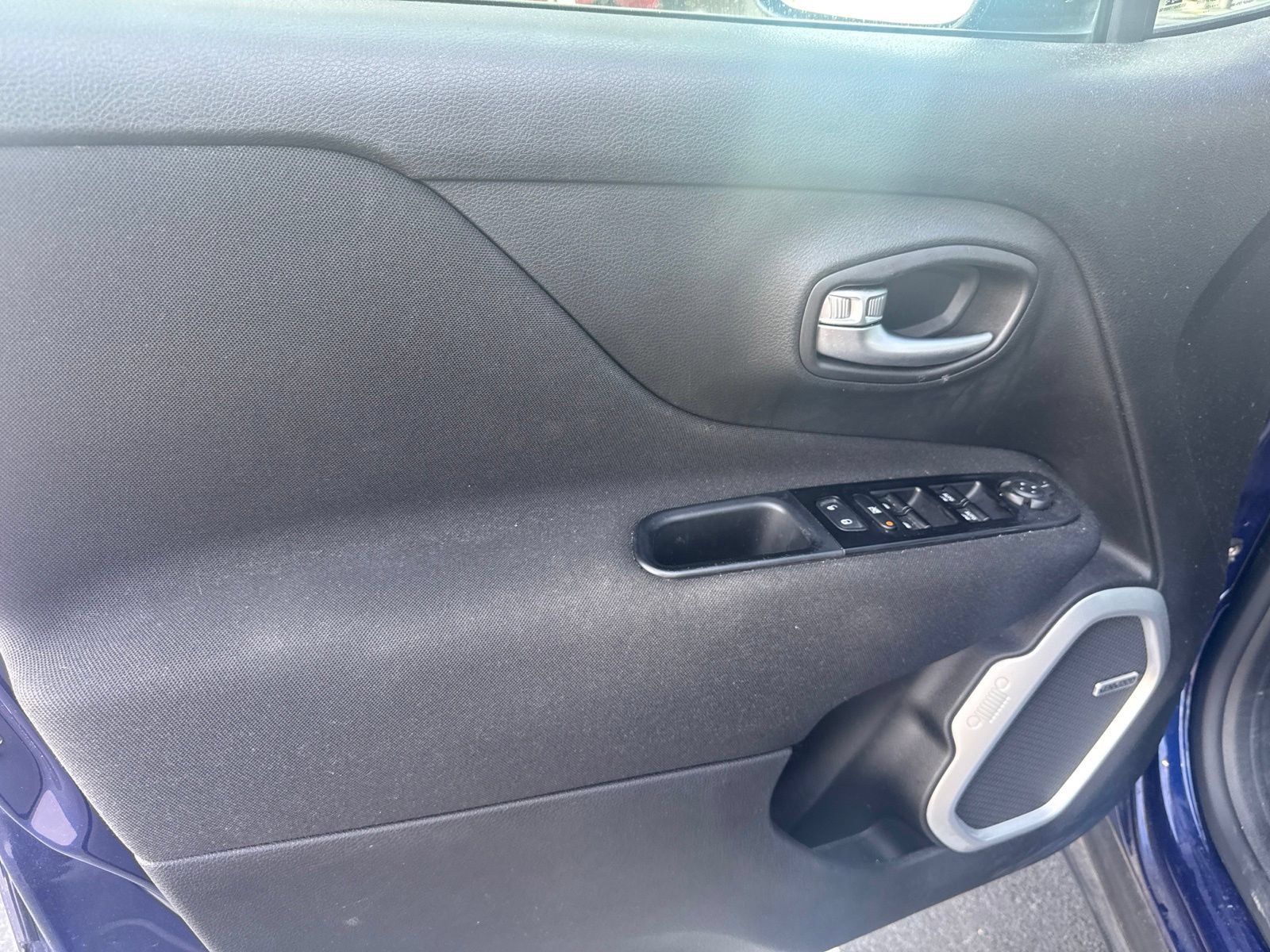 Used 2021 Jeep Renegade Latitude w/ Sun & Sound Group FWD image 9