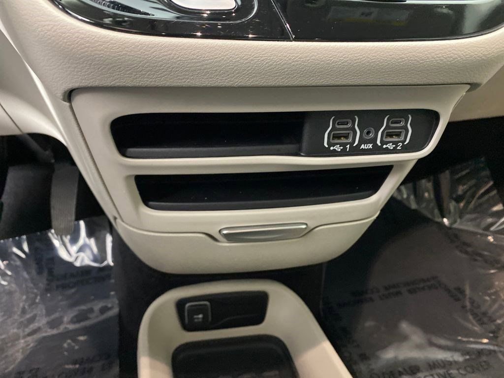 Used 2023 Chrysler Pacifica Touring-L image 21