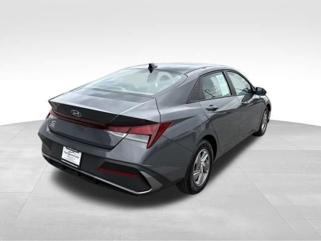 Used 2024 Hyundai Elantra SE FWD image 2