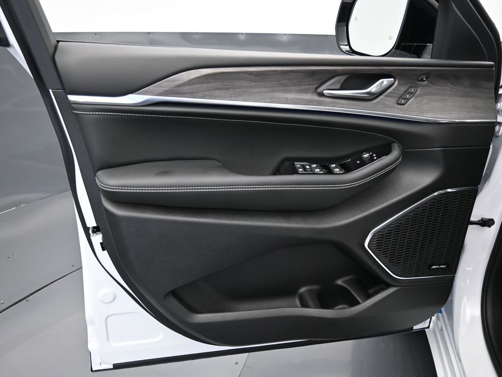 Used 2024 Jeep Grand Cherokee Overland w/ Luxury Tech Group IV image 29