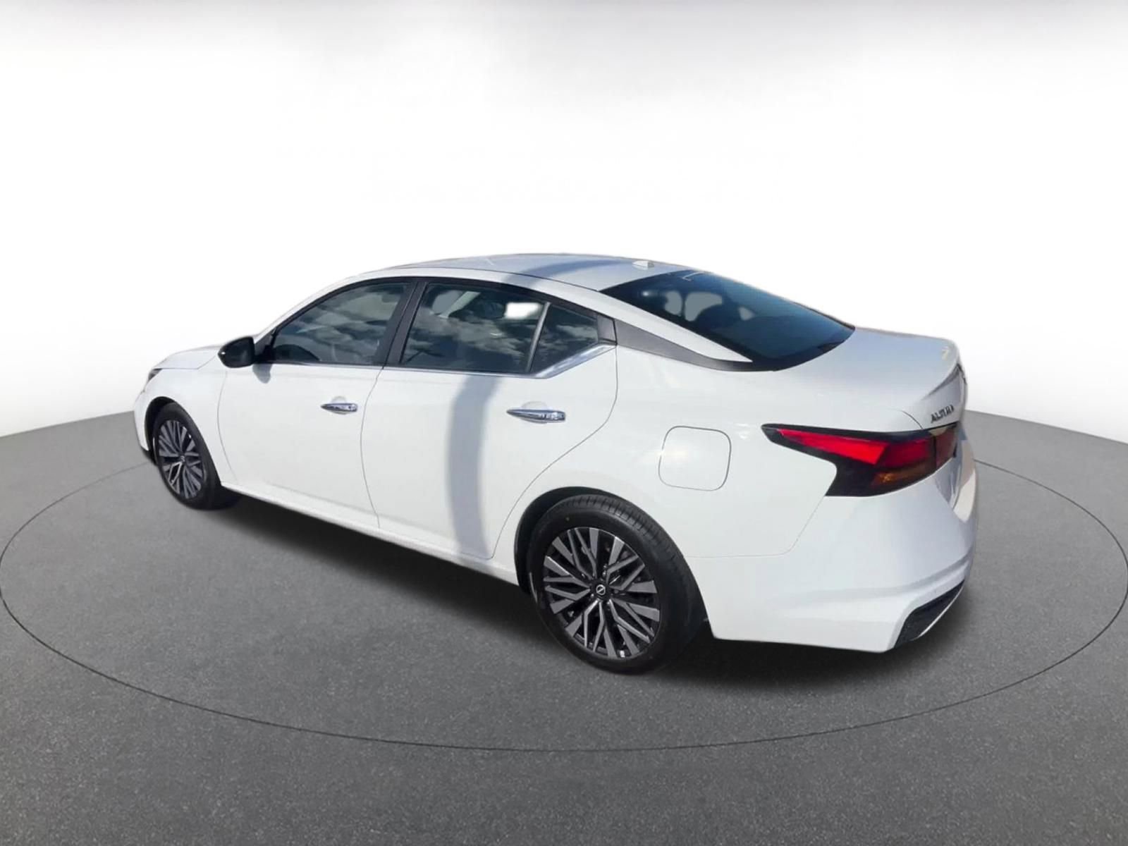 Used 2025 Nissan Altima 2.5 SV image 10