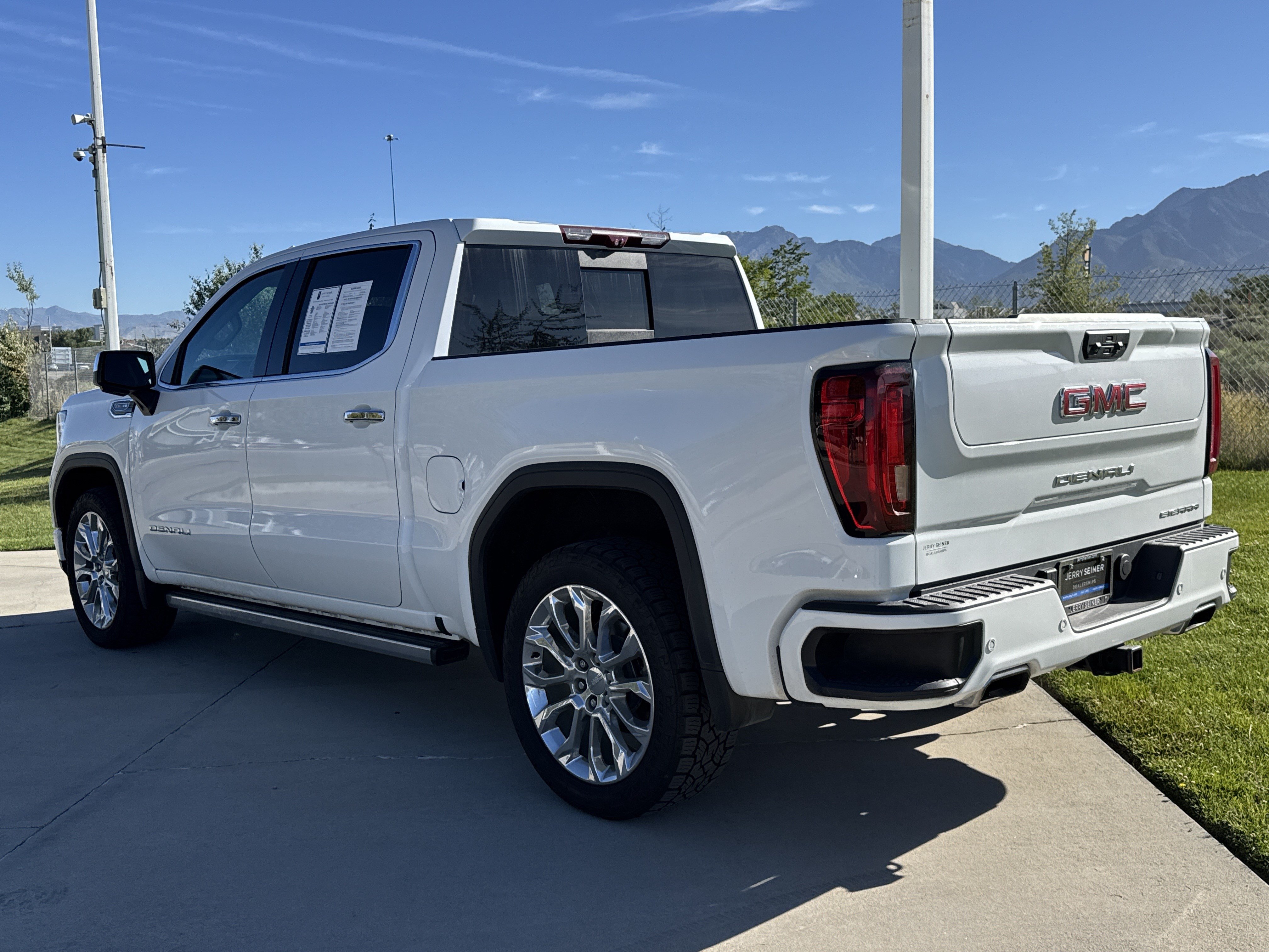 Used 2023 GMC Sierra 1500 Denali w/ Technology Package AWD/4WD image 3