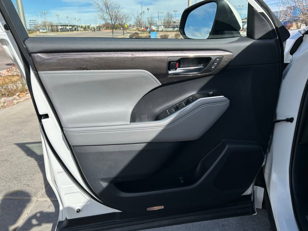 Used 2021 Toyota Highlander Limited image 21