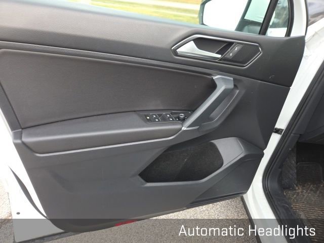 Used 2018 Volkswagen Tiguan SE w/ Panoramic Sunroof Package image 11