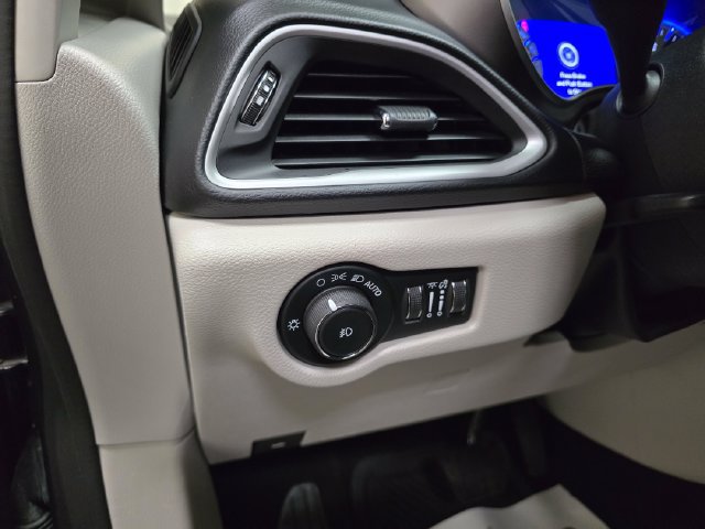 Used 2020 Chrysler Pacifica Touring-L Plus FWD image 15
