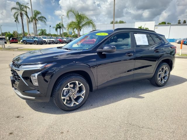 Used 2025 Chevrolet Trax LT FWD image 2